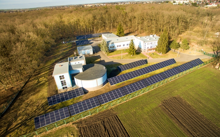 Pozyskujemy energię z OZE - zakończenie budowy elektrowni fotowoltaicznej na terenie Stacji Uzdatniania Wody